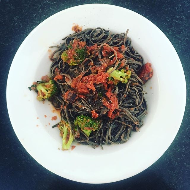 Just cooked up this little plate of delicious Black bean pasta, broccoli, tomatoes, onion, basil and garlic sautéed in coconut oil, salt and pepper and hen mixed with tomato basil sauce. If you want some there's more just come on over to Guarda Do Embau, Brasil ?? Have a delicious day