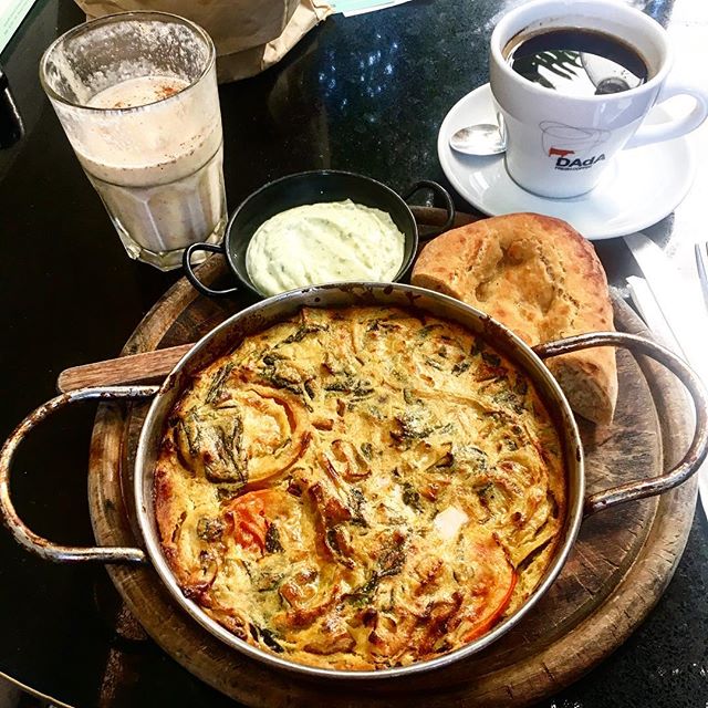 Worshipping the the trinity: Black coffee, Banana date, cacoa and cinnamon smoothie and plant based frittata ️️ LifestylePerfected