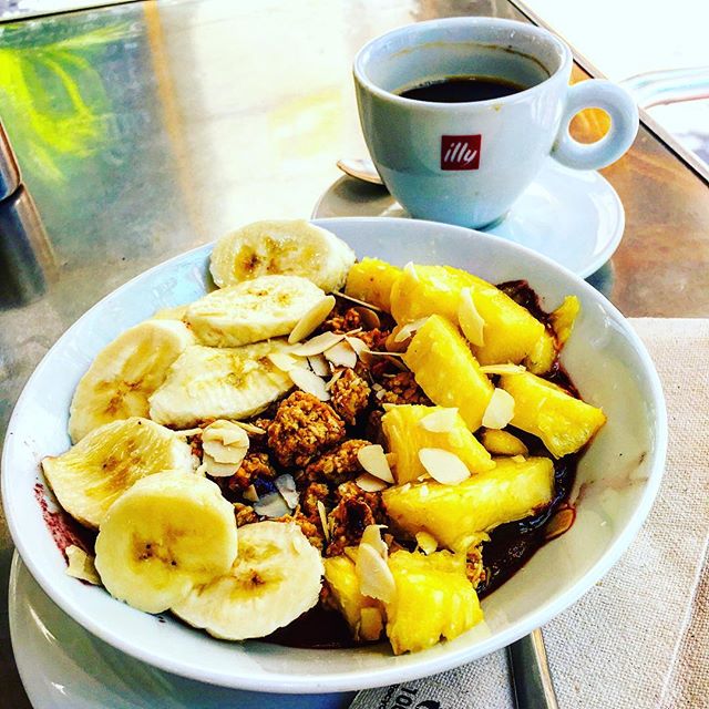 Acai and coffee gotta be one of my favorite combos to start my day with! Especially after Bikram Yoga....needed to eat two of these babies  Rise and Shine my loves! ️
"
"