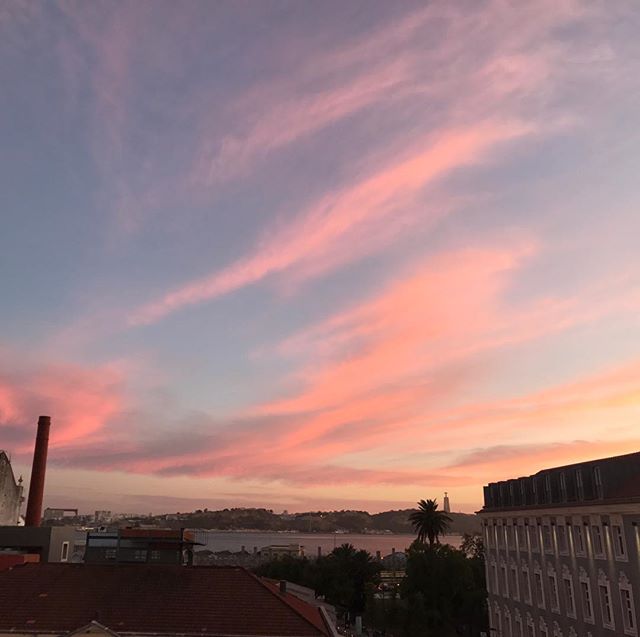 Good evening beautiful Lisbon and I say to myself: We deserve this beauty ️