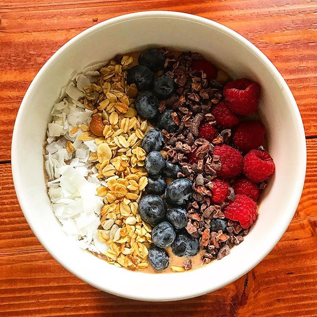 Had a delicious morning ️ Some people like to intermittent fast in the morning and each to their own
I like to wake up with some dark chocolate, stretching, listen to @Abrahamhickspublications and then go do movement like Crossfit or Yoga
Then come home and make a smoothie bowl and a coffee to start crushing the day
Wake up with your passions my friends